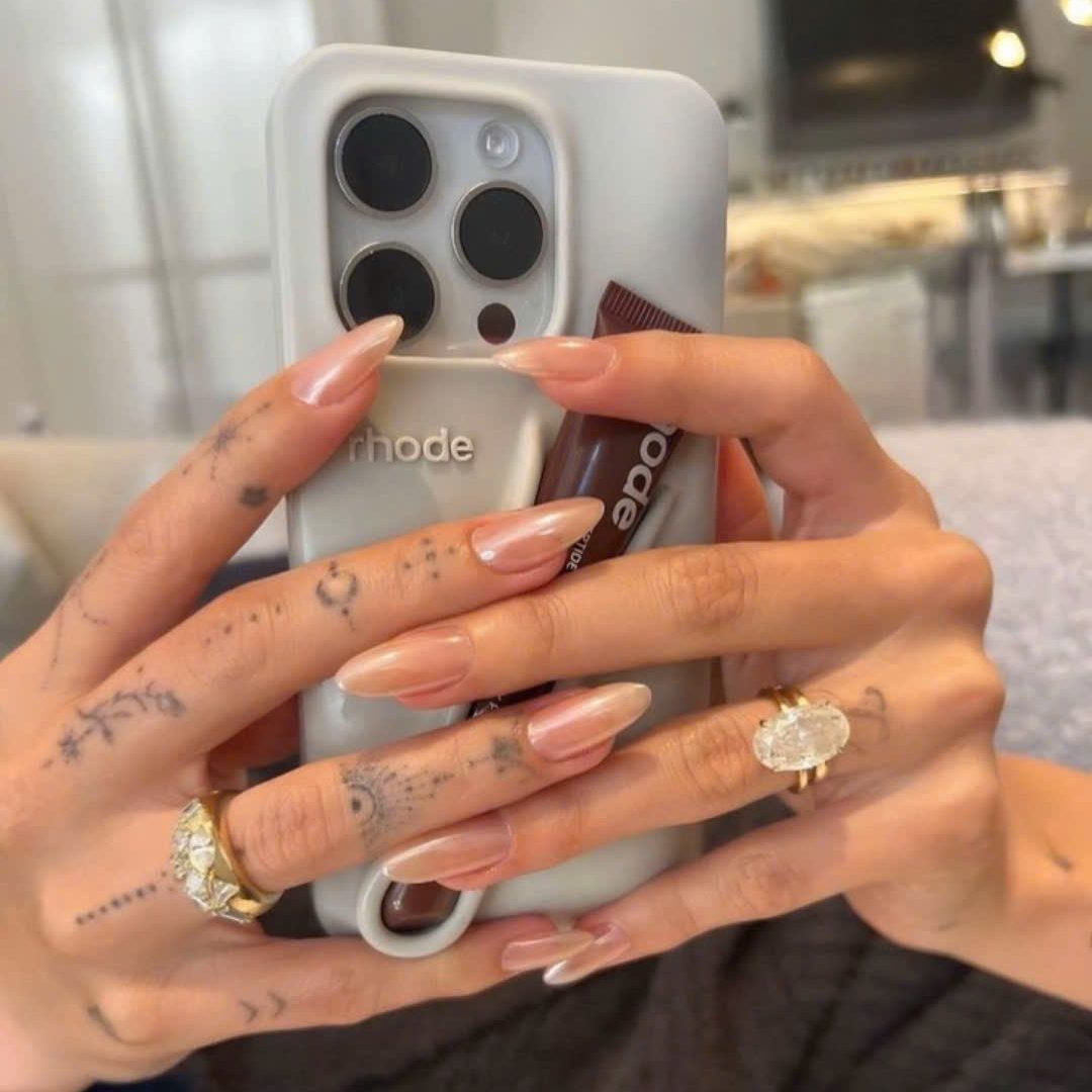Những chiếc hình xăm nhỏ nhắn trên tay của Hailey cũng tạo nên trào lưu viral. Ảnh: instagram @haileybieber.