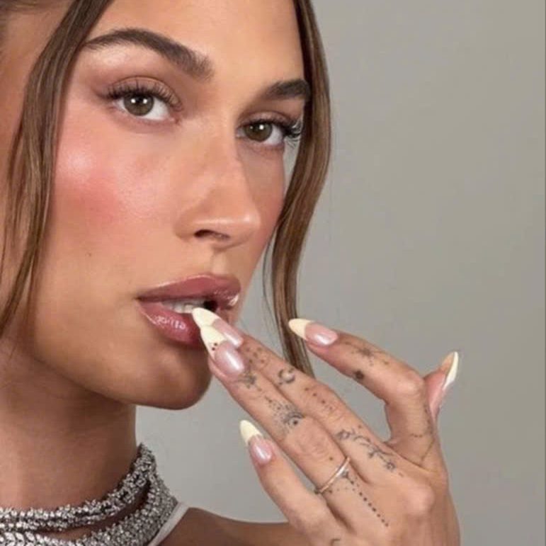 Hailey Bieber và những nguồn cảm hứng kiểu móng tay bất tận cho mọi cô gái. Ảnh: instagram @haileybieber.