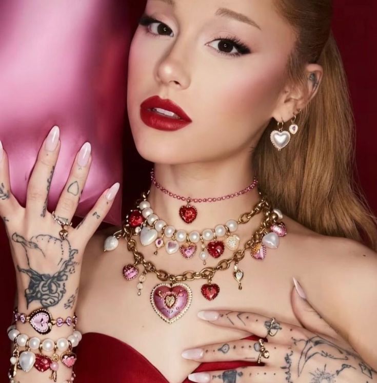 Tình yêu qua lăng kính Swarovski cùng với sự đồng hành của Đại sứ Toàn cầu Ariana Grande. Ảnh: Swarovski.