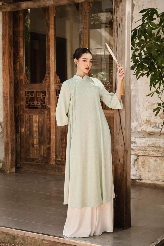 Áo dài cách tân phom suông là item vừa mang vẻ đẹp của Tết vừa giúp mẹ bầu thoải mái. Ảnh: internet.