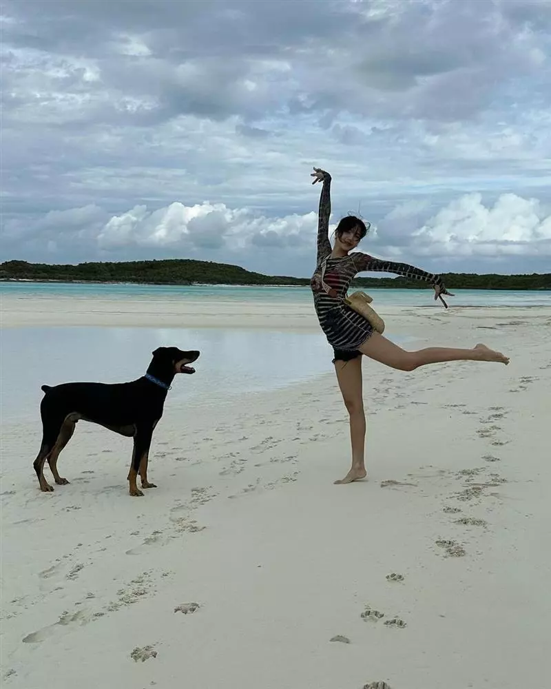 Dù đi biển hay giữa tuyết, LISA vẫn có cách diện bikini táo bạo khoe dáng "cháy" hết nấc