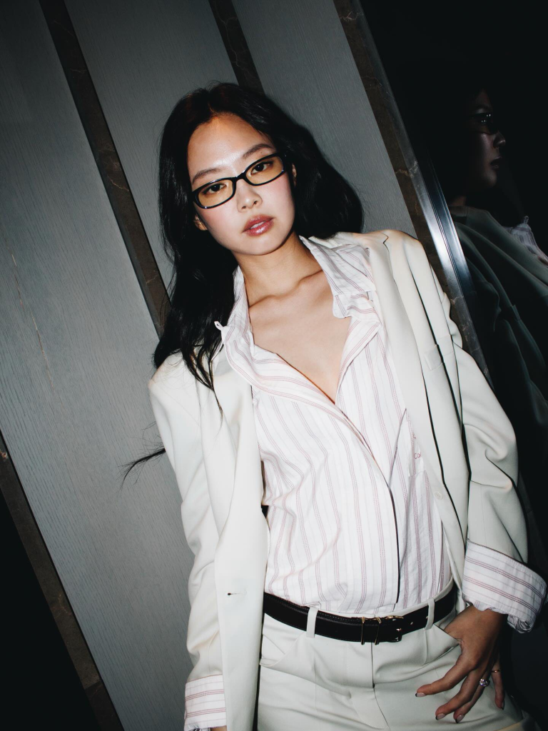 JENNIE gây sốt với outfit tối giản tại show diễn Calvin Klein Thu 2026