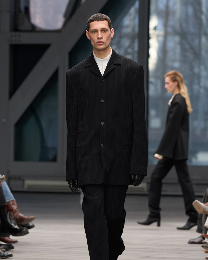 Bộ sưu tập Calvin Klein Thu 2026: Tinh thần tối giản tạo nên dấu ấn quyền lực