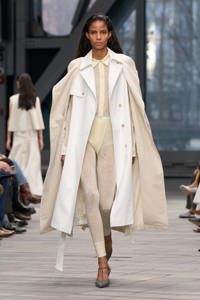 Bộ sưu tập Calvin Klein Thu 2026: Tinh thần tối giản tạo nên dấu ấn quyền lực