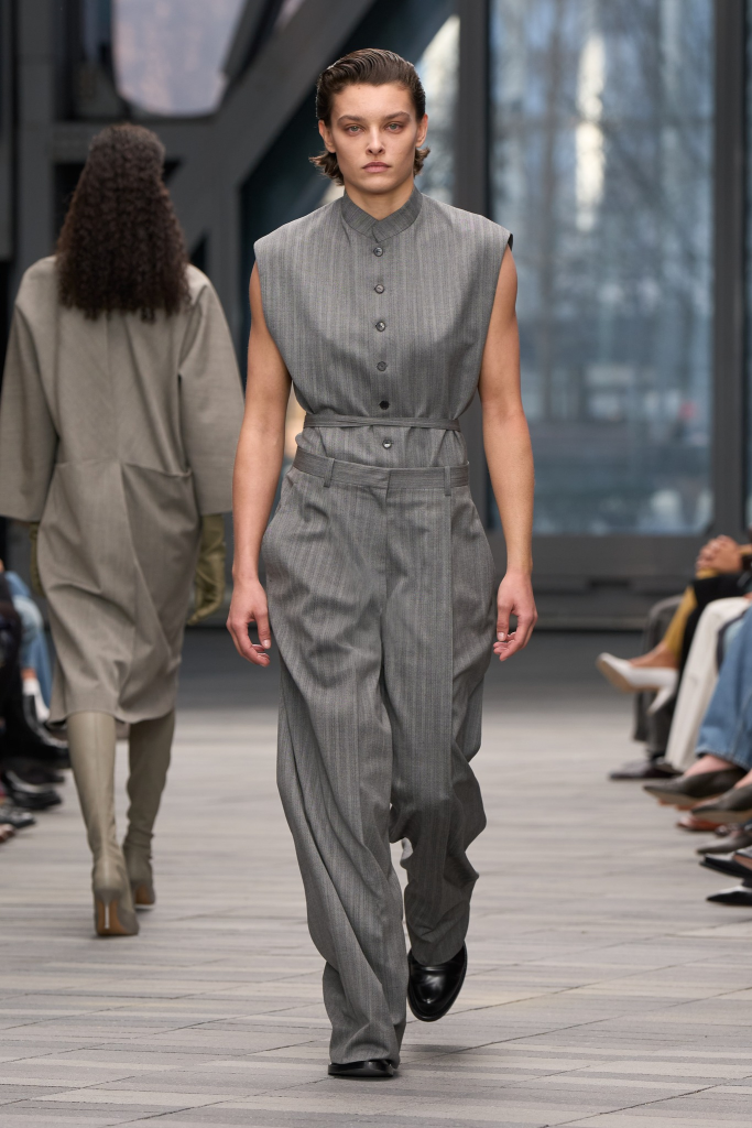 Bộ sưu tập Calvin Klein Thu 2026: Tinh thần tối giản tạo nên dấu ấn quyền lực