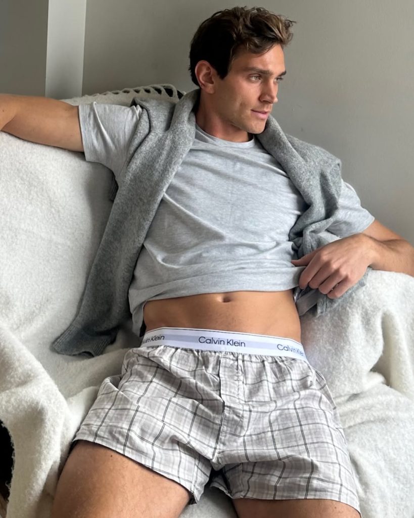 Với dòng đồ ngủ nam Calvin Klein chất liệu cotton poplin giúp phái mạnh tận hưởng cảm giác thư giãn nhẹ tênh sau giờ làm việc căng thẳng. Ảnh: ACFC.