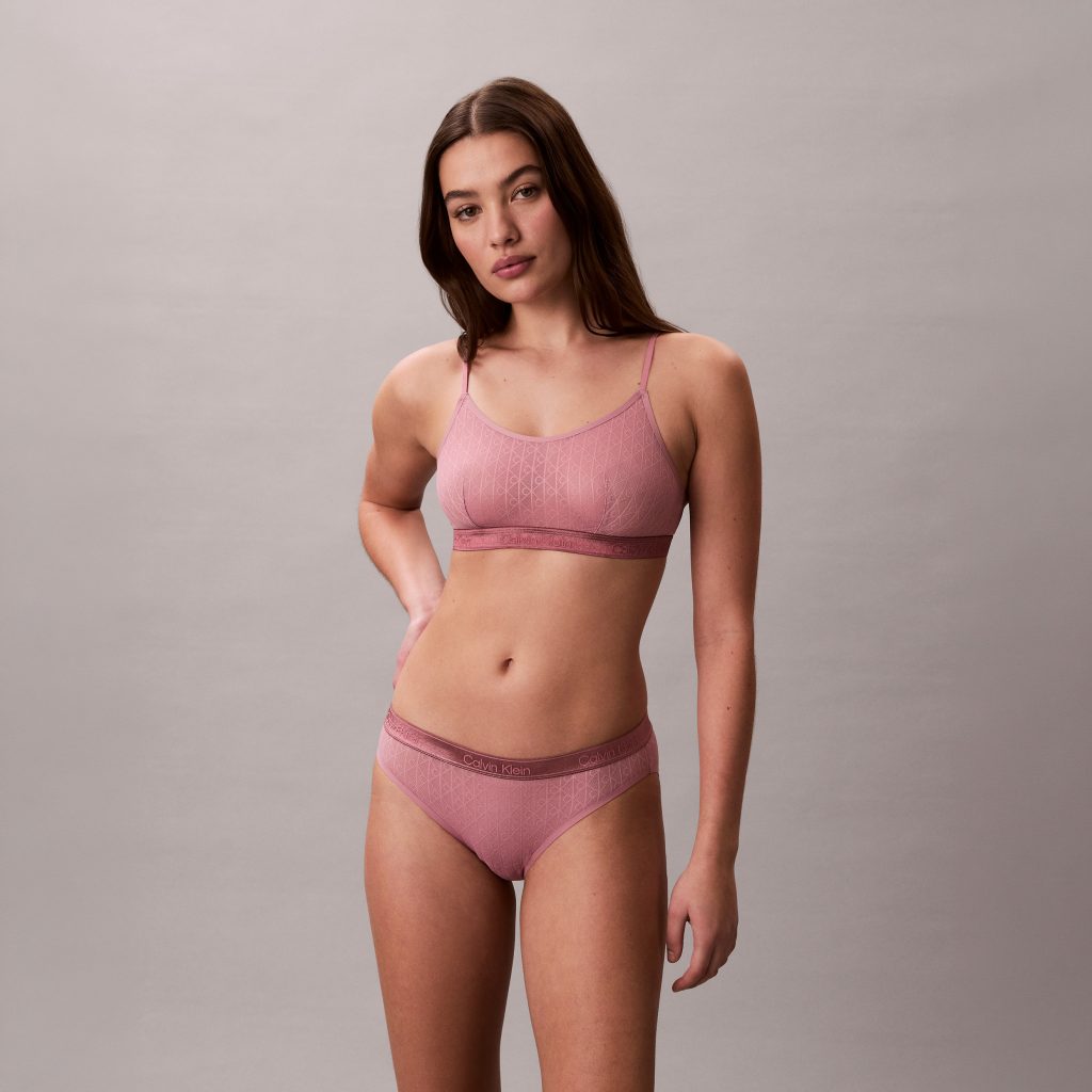 CALVIN KLEIN LAN TỎA CẢM HỨNG THỜI TRANG VÀ PHONG CÁCH SỐNG NĂNG ĐỘNG VỚI QUÀ TẶNG BÌNH NƯỚC CAO CẤP