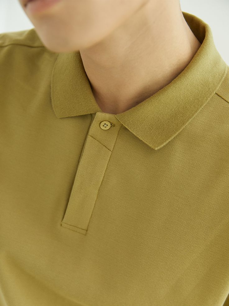 Với chất liệu thường là vải piqué (thun cá sấu) hoặc cotton cải tiến, chiếc áo polo nam mang lại sự thông thoáng tối đa cho người mặc. Ảnh: internet.