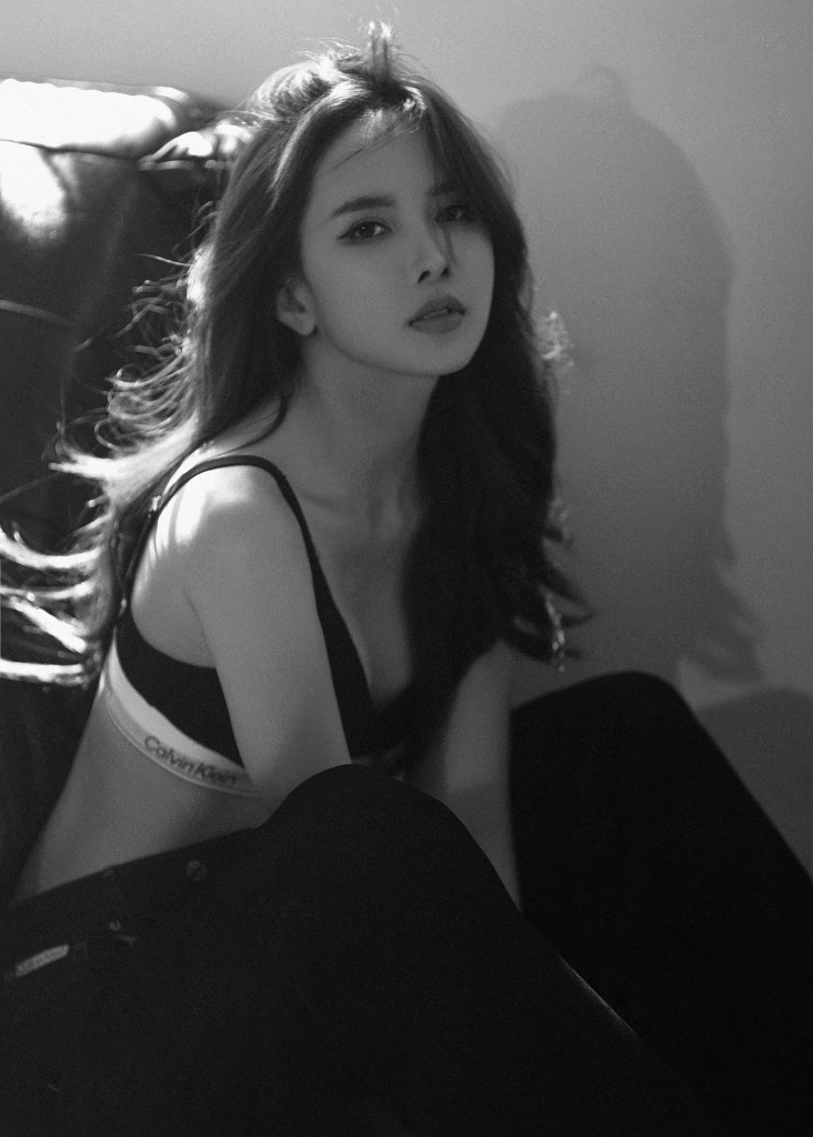 Ca sĩ Thiều Bảo Trâm lan tỏa sức hút khó cưỡng trong bản phối nội y Calvin Klein