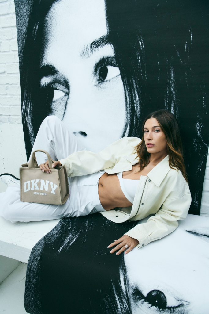 Hailey Bieber "ngút ngàn" thần thái trong bộ hình diện outfit DKNY