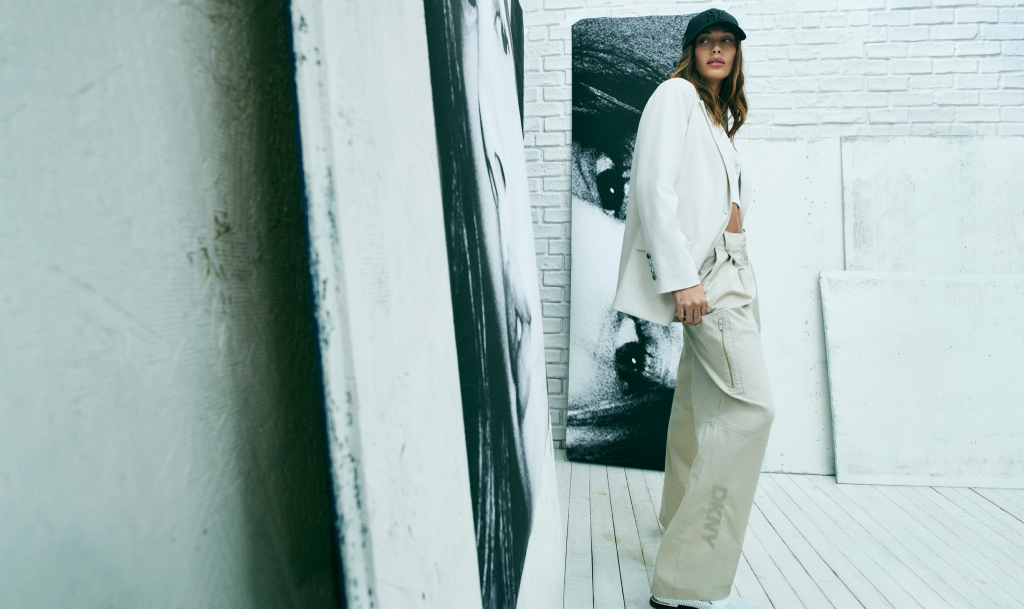 Hailey Bieber "ngút ngàn" thần thái trong bộ hình diện outfit DKNY