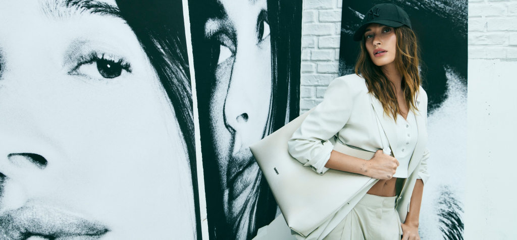 Hailey Bieber "ngút ngàn" thần thái trong bộ hình diện outfit DKNY