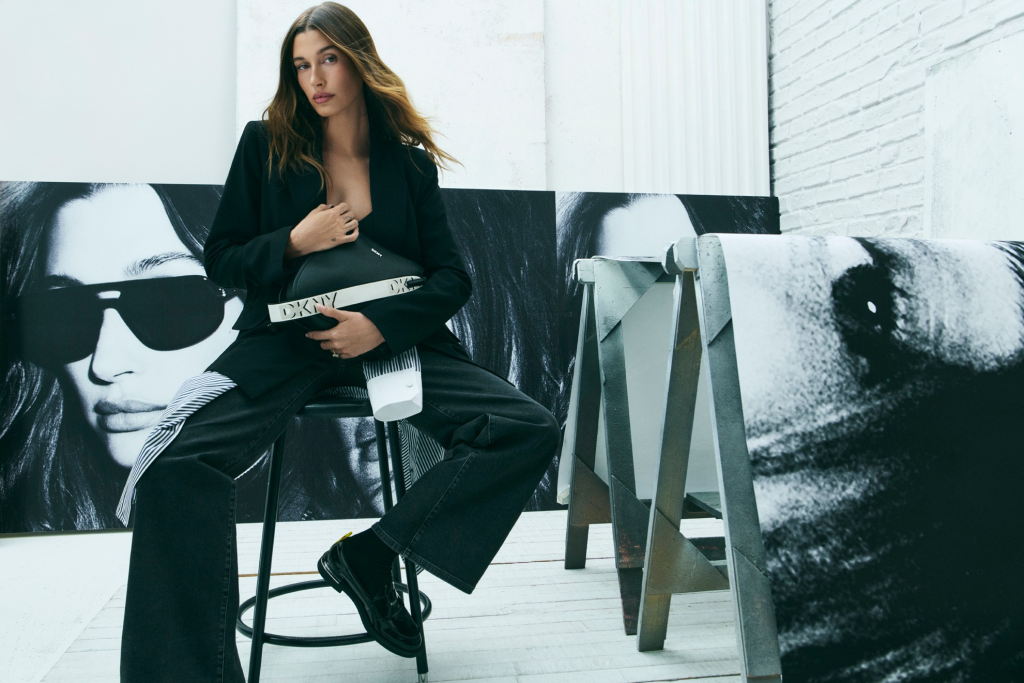 Hailey Bieber "ngút ngàn" thần thái trong bộ hình diện outfit DKNY