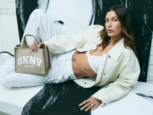 Hailey Bieber "ngút ngàn" thần thái trong bộ hình diện outfit DKNY