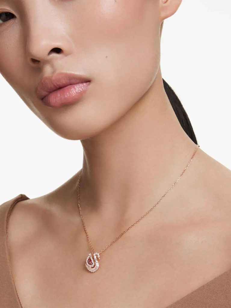 Thay lời yêu qua quà tặng trang sức pha lê Swarovski tuyệt mỹ