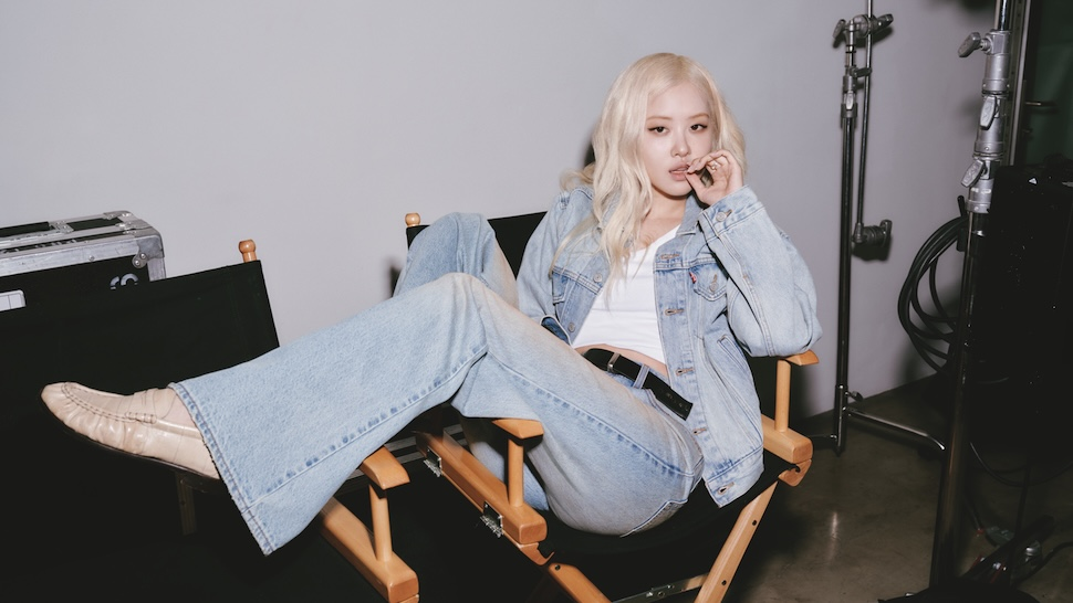 Gợi ý những mẫu quần jeans ống rộng Levi's nữ tôn dáng, dễ phối đồ đáng sắm nhất. ROSÉ - Đại sứ toàn cầu của Levi's. Ảnh: Instagram @rosesarerosie x Levi's