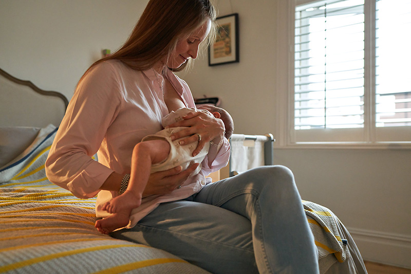 Mẹn nên cho bé bú hoàn toàn bằng sữa mẹ trong 6 tháng đầu
