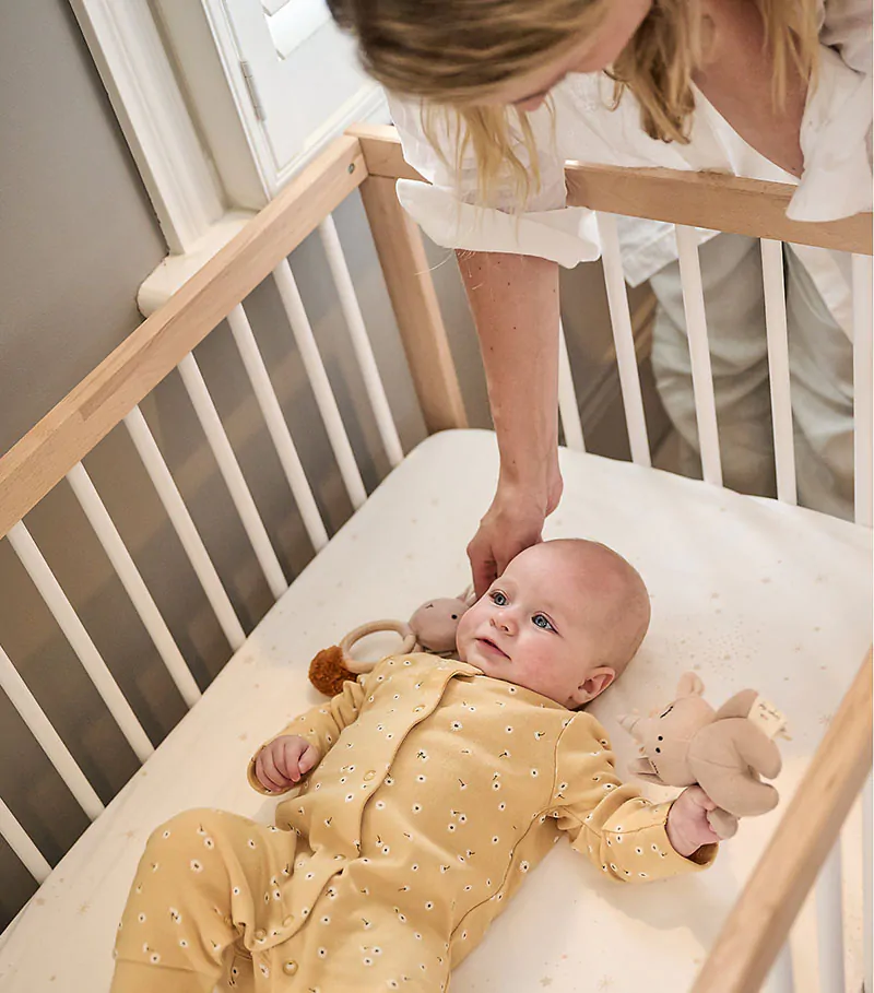 Nhẹ nhàng vuốt ve giúp ru trẻ sơ sinh ngủ nhanh chóng