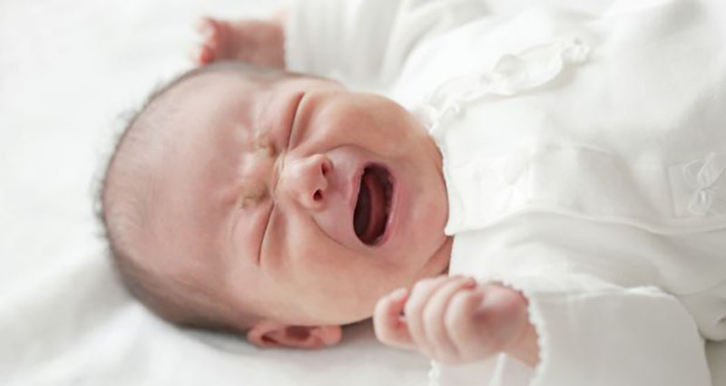 Trẻ sơ sinh vặn mình quấy khóc có thể do bệnh lý gây nên