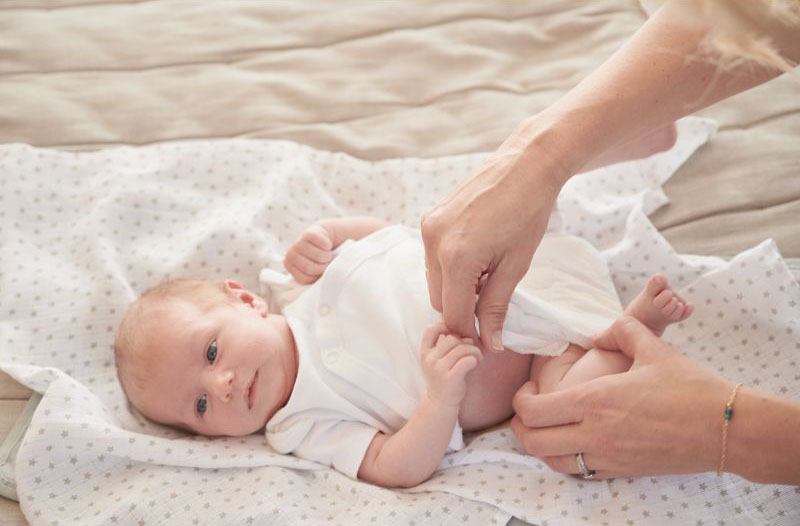 Kiểm tra và thay tã thường xuyên giúp bé thoải mái và ngủ ngon hơn