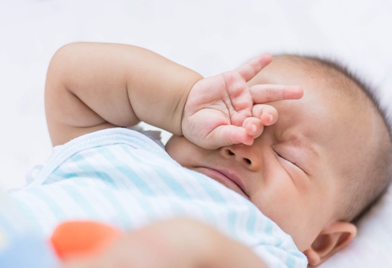 Tại sao trẻ sơ sinh ngủ hay vặn mình?