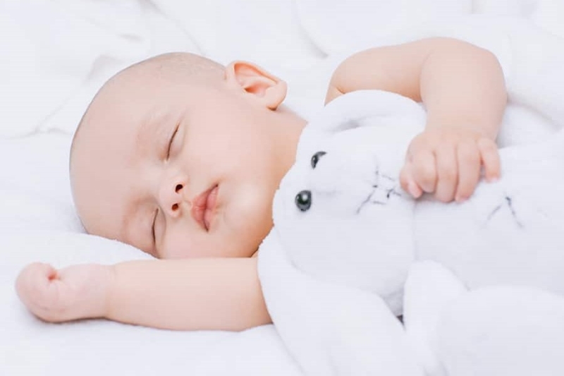 Ngủ quá nhiều ban ngày cũng là nguyên nhân khiến trẻ sơ sinh ngủ ngày thức đêm