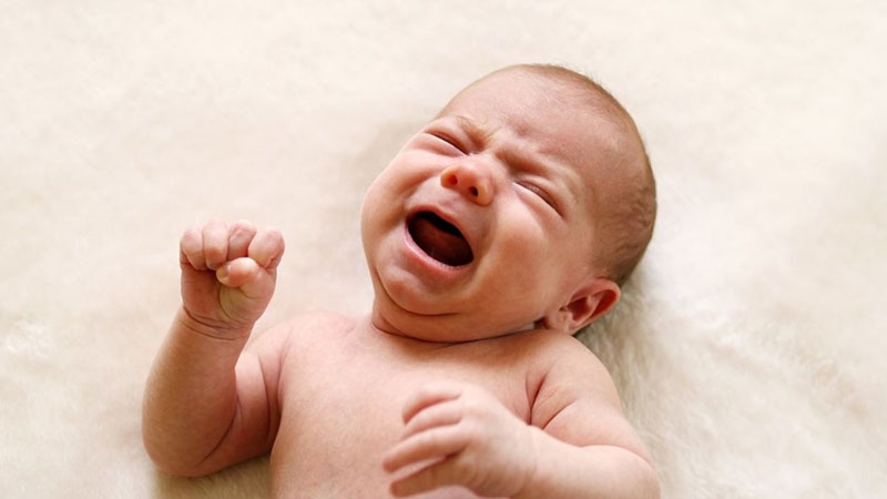 Mọc răng và các vấn đề về thể chất khiến bé khó chịu, dẫn đến trẻ sơ sinh ngủ ngày thức đêm