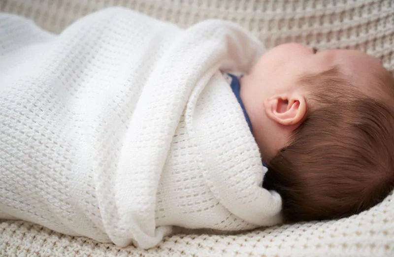 Mẹ nên lựa chọn loại khăn mềm mại, thoáng mát để quấn cho trẻ sơ sinh