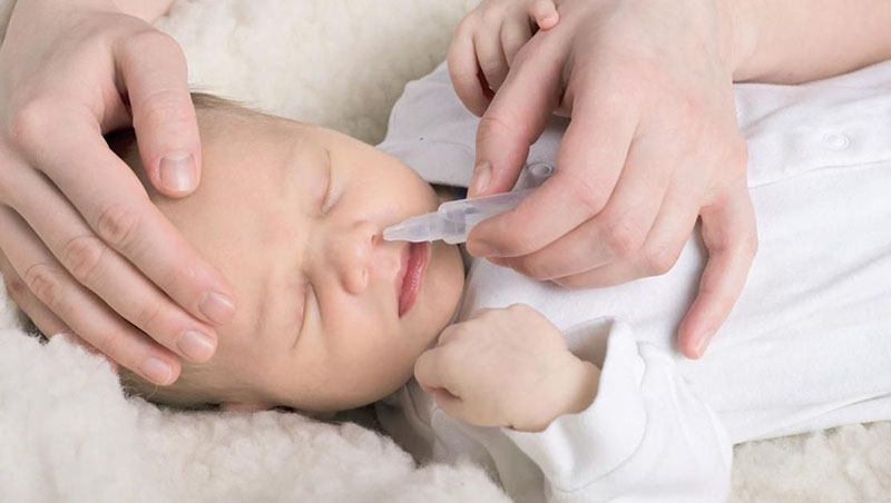 Hút mũi giúp lấy bớt dịch nhầy trong khoang mũi của trẻ ra ngoài