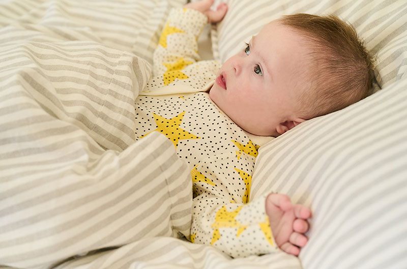 Kê cao đầu giúp trẻ sơ sinh dễ thở và trị nghẹt mũi
