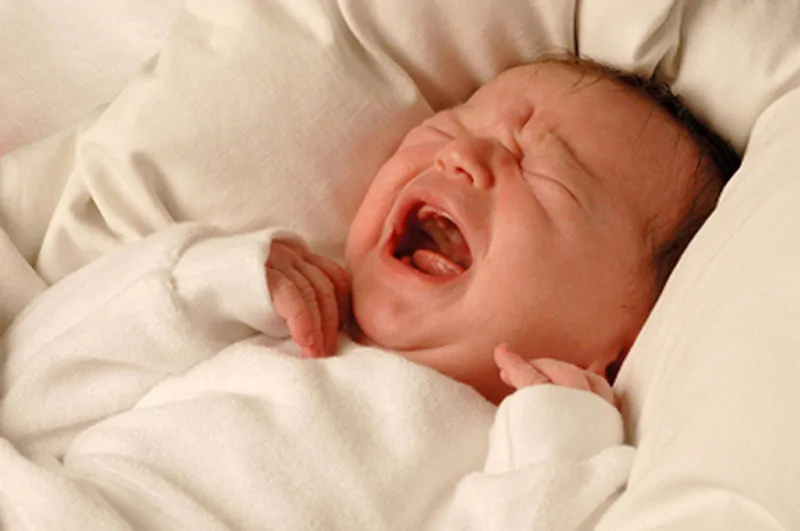 Khóc hay ho trong thời gian dài có thể khiến bé bị viêm thanh quản