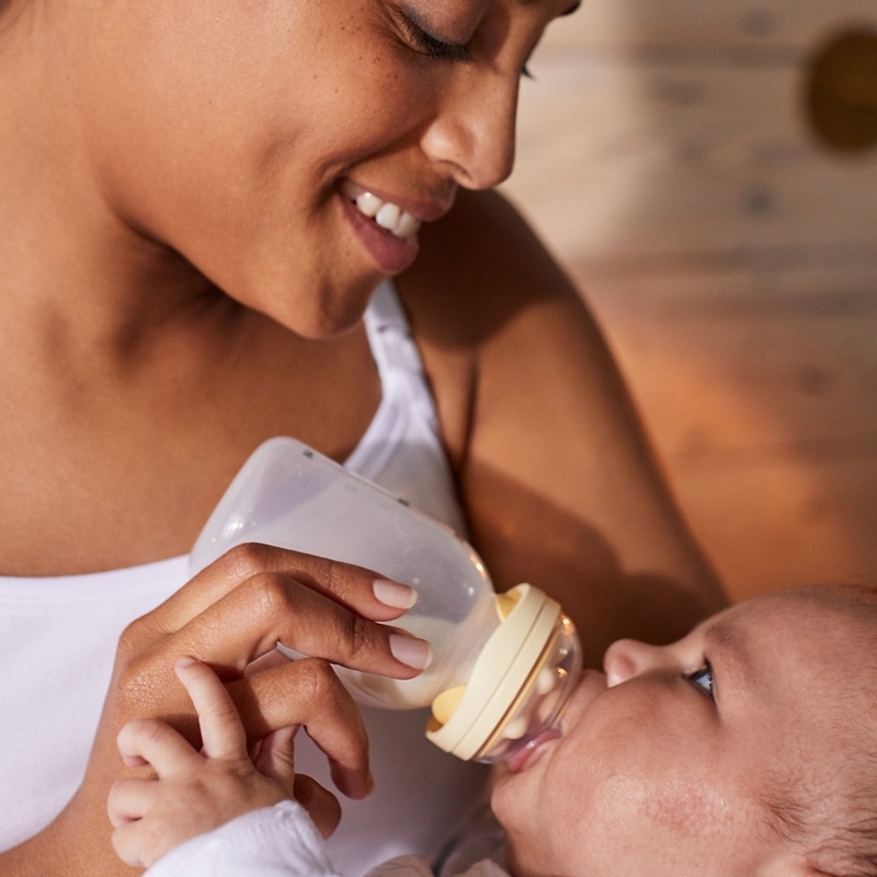 Sữa là thực phẩm không thể thiếu trong thực đơn của bé 4 tháng