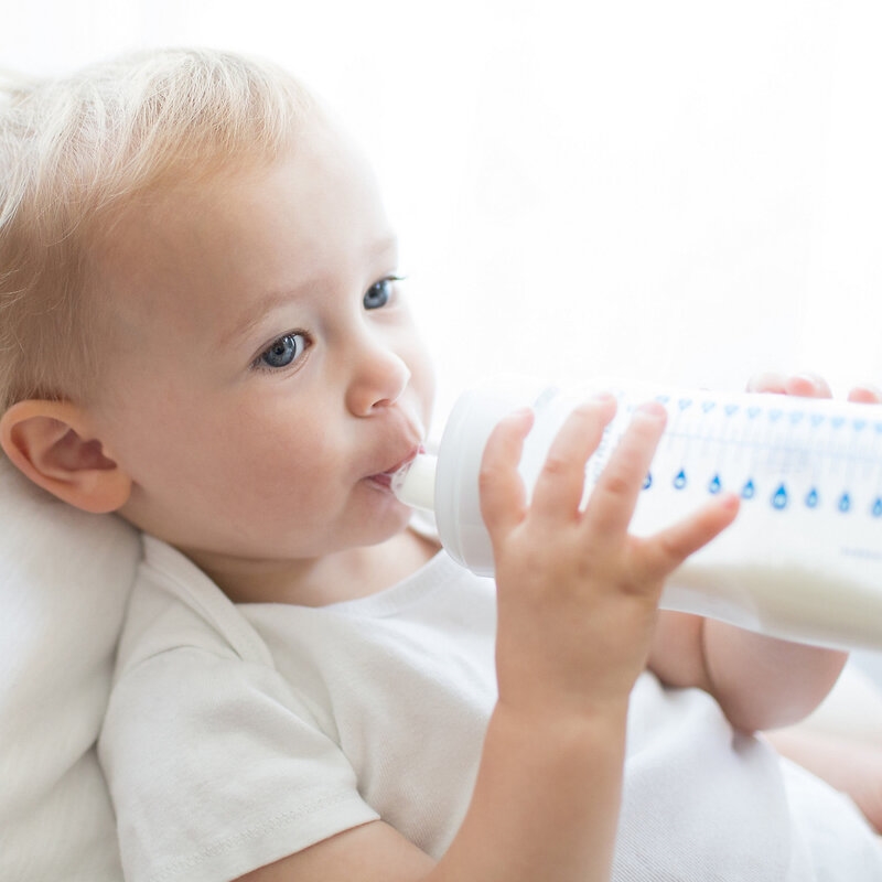 Sữa nên được chia ra nhiều cữ để bé hấp thu tốt hơn 