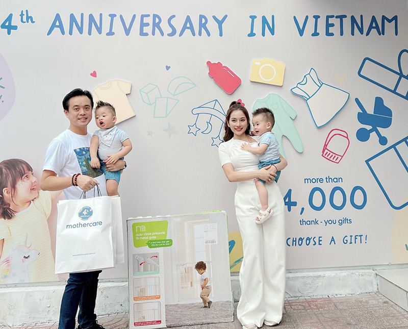 Gia đình nhạc sỹ Dương Khắc Linh đã may mắn rinh nhiều quà tặng khi mua hàng tại Mothercare vào dịp sinh nhật