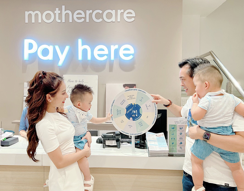 Mickey và Jerry thích thú quay vòng may mắn tại Mothercare