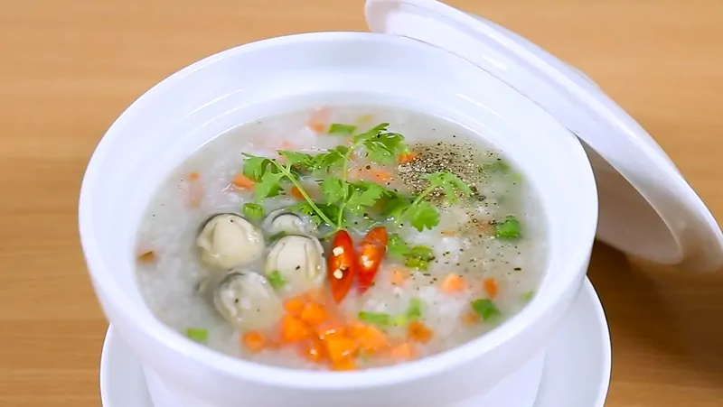Cháo thịt bằm, nấm rơm có độ giòn từ nấm, thơm từ thịt cho thực đơn 8 tháng dinh dưỡng