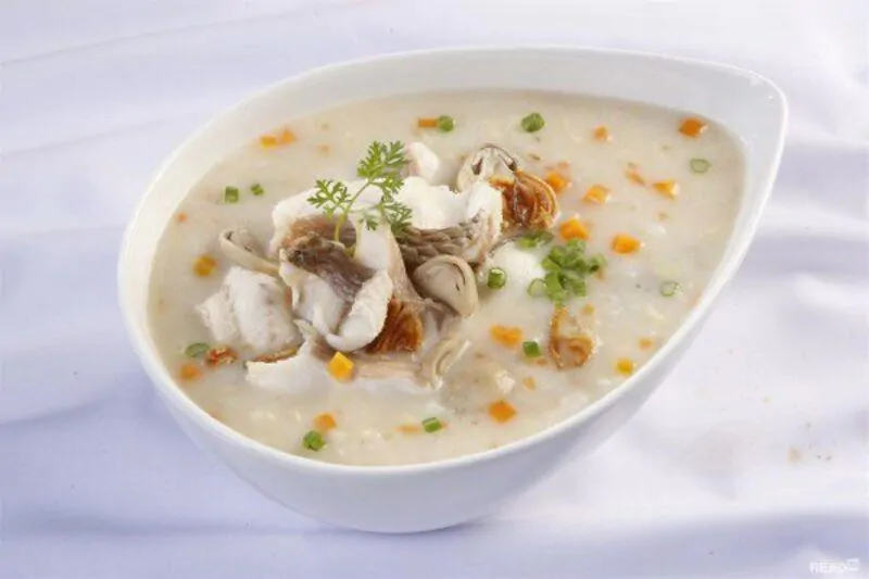 Mẹ nhớ nấu cháo cùng một chút gừng thái sợi để khử đi mùi tanh của cá