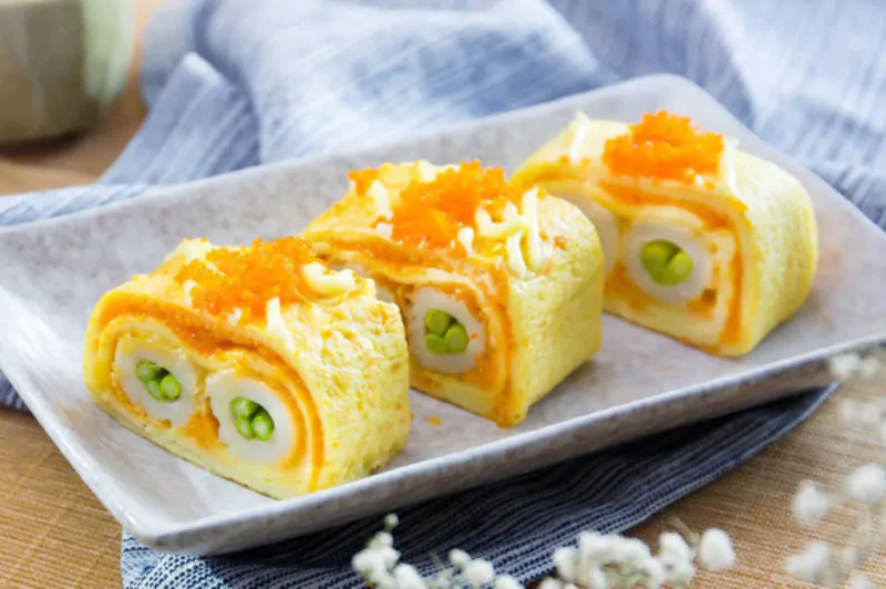 Thực đơn 1 tuổi bao gồm trứng cuộn cực đưa cơm giúp bé ngon miệng