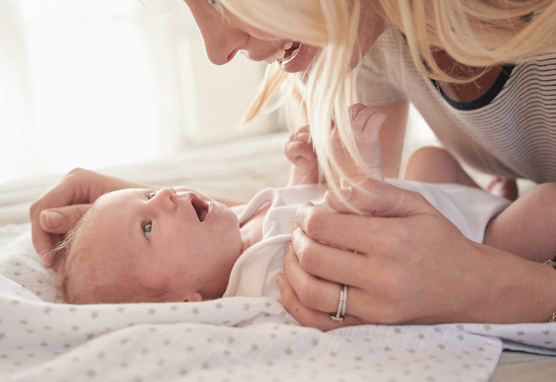 Nguyên nhân bé bị méo đầu? Cách nắn đầu cho trẻ sơ sinh? | Mothercare