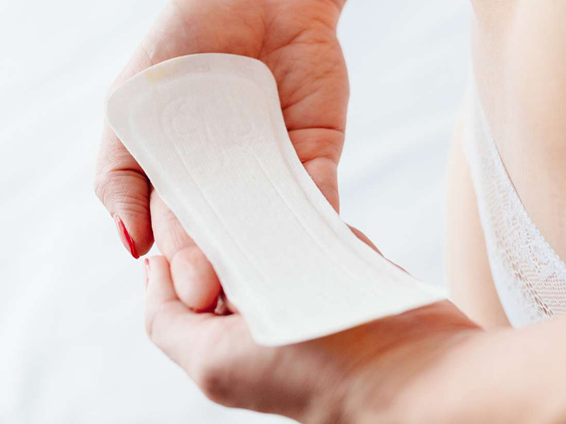 Lựa chọn loại băng vệ sinh có bề mặt mềm mại, thích hợp với làn da nhạy cảm