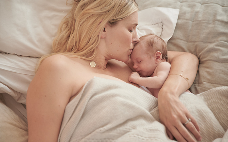 Gối êm ái cho mẹ mới sinh mổ 