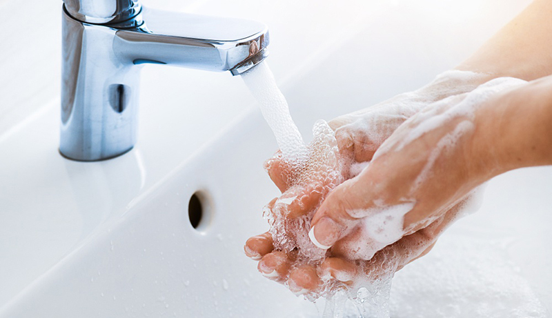 Rửa tay kỹ bằng xà phòng trước khi vệ sinh bình sữa cho bé