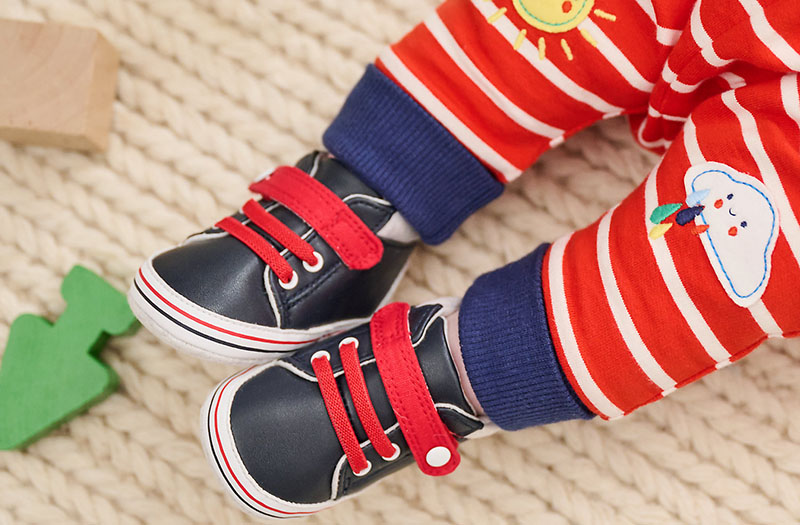 Một đôi giày mềm mại là người bạn đồng hành hoàn hảo cho mỗi bước chân của bé