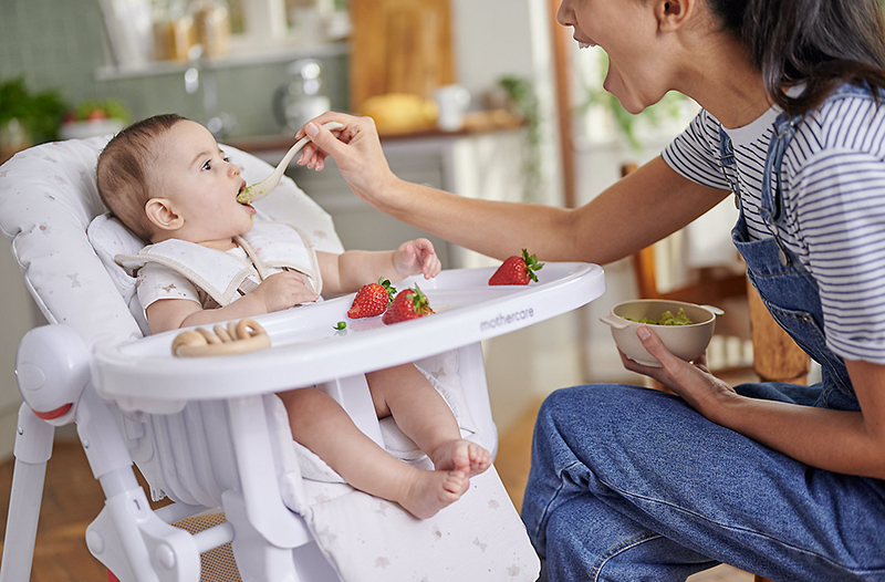 Ghế ăn giữ cho bé ngồi yên an toàn và tập trung ăn uống