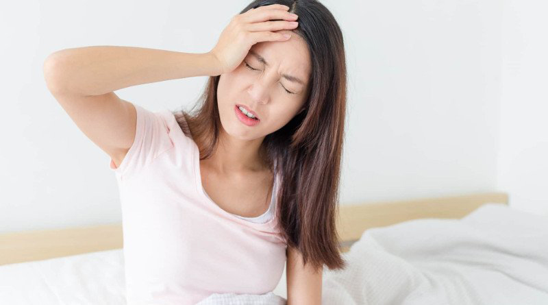 Sau sinh bị đau đầu một bên nguyên nhân do tâm lý căng thẳng, mệt mỏi