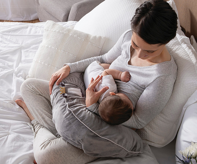 Gối cho mẹ sau sinh bị đau đầu giúp mẹ thư giãn, nghỉ ngơi và hỗ trợ bé bú dễ dàng hơn