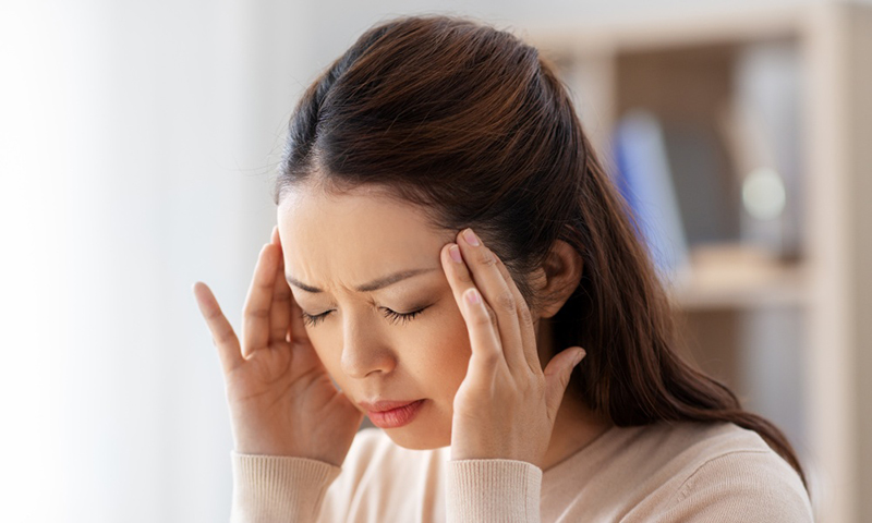 Nhiều mẹ gặp phải tình trạng đau đầu sau khi sinh bé