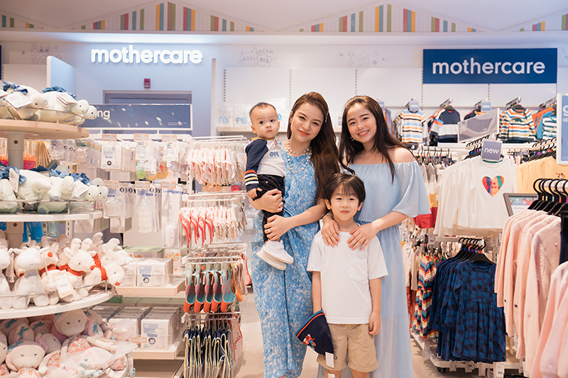 Hot Mom Nam Thương và Diễn viên Ngọc Anh check in tại cửa hàng Mothercare Lotte Hà Nội