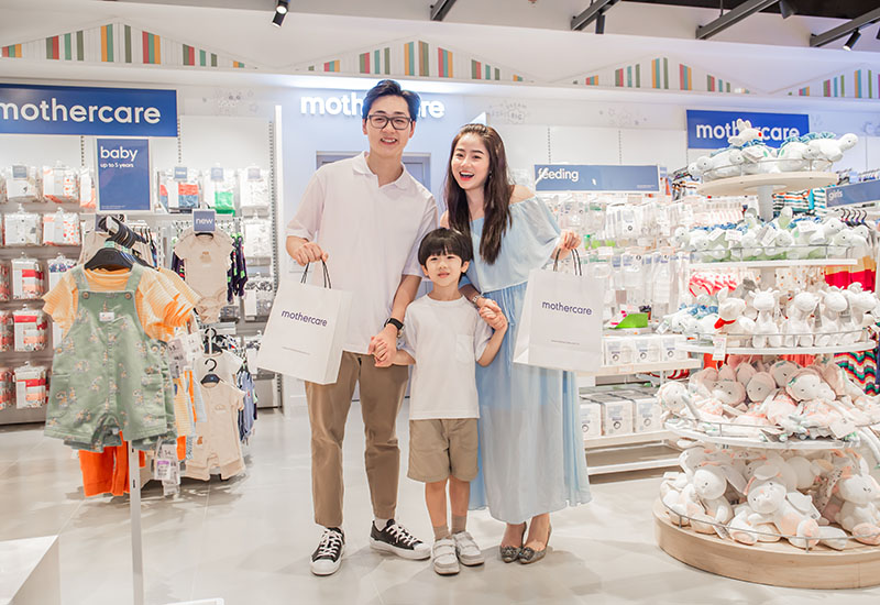 Gia đình Nhà Đậu thích thú khi sắm được nhiều đồ xinh yêu cho hai bé tại Mothercare